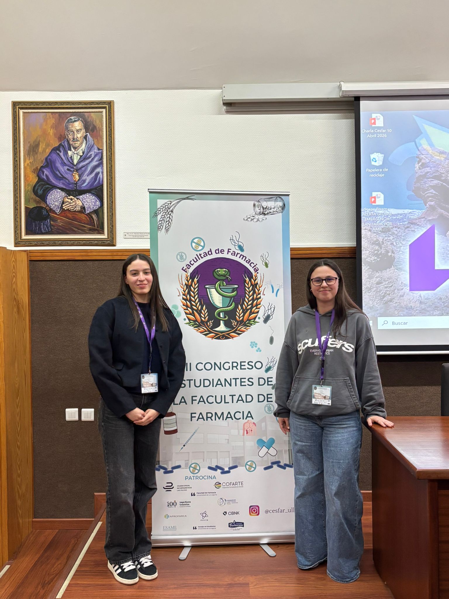 Las dos estudiantes con el cartel del congreso